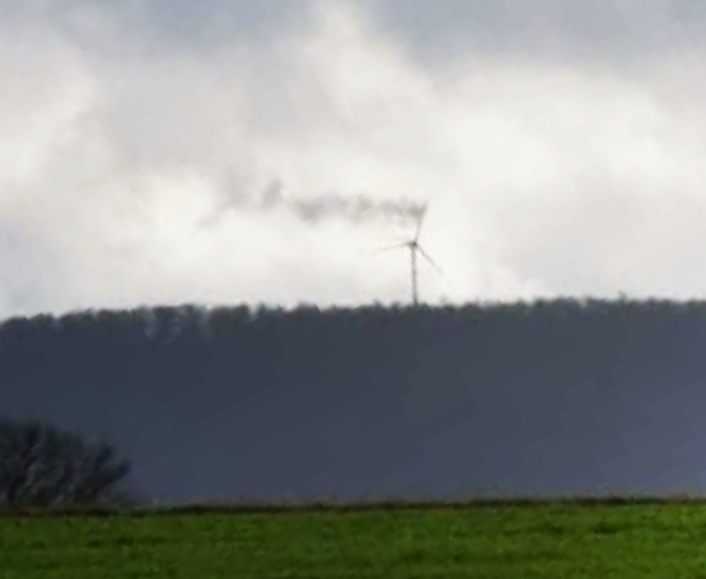 Schon von weiter Entfernung sieht man den Rauch des brennenden Windrades