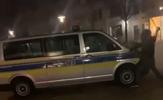 Auf einem Video attackiert ein Jugendlicher ein Polizeiauto
